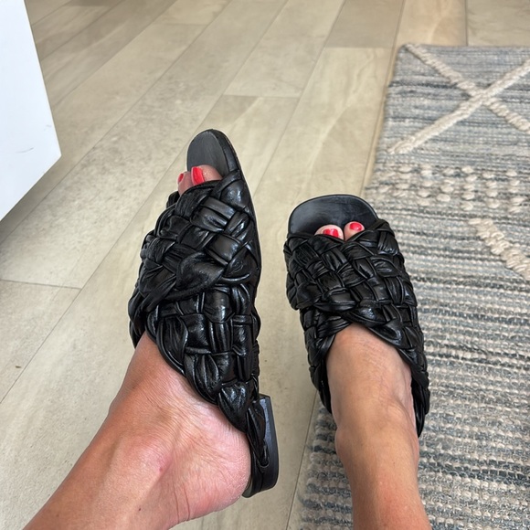 Bottega Veneta women's slides - Picture 10 of 12